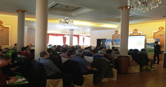 O sală de conferințe din Bacău este arhiplină cu fermieri care ascultă prezentarea noului portofoliu DEKALB