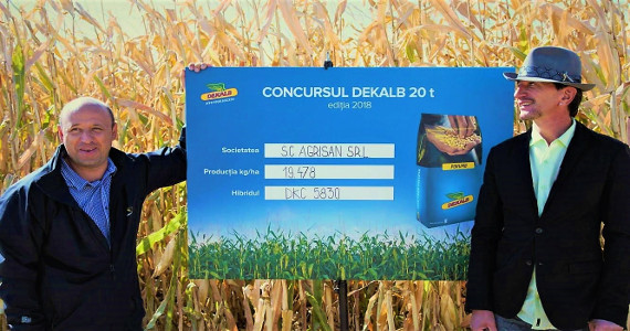 Gabriel Ghiţă, director Regional Sud-Est Monsanto România, împreuna cu castigatorul concursului, DEKALB 20 de tone!” din ediţia 2018, fermierul Aurel Istrățoiu
