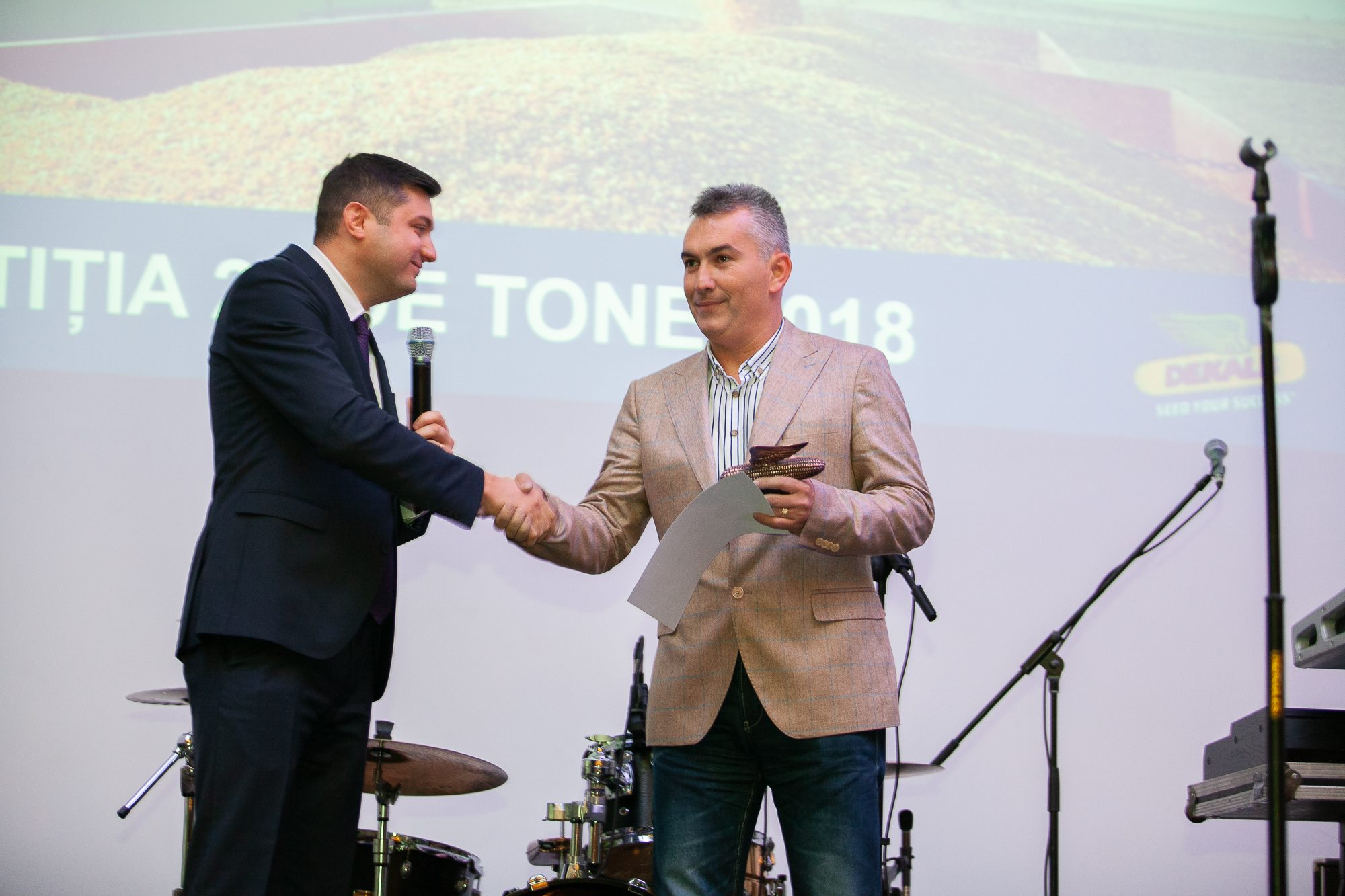Daniel Stanciu, directorul de marketing DEKALB, acorda premiu unului dintre concursanți in competiția DEKALB 20T